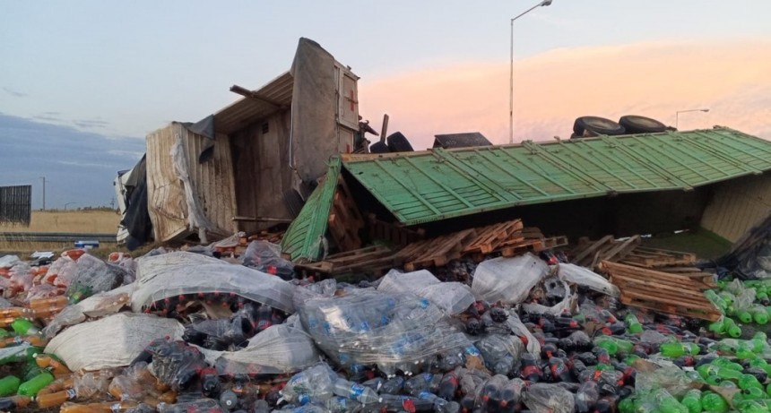 Vuelco de un camión en rotonda rutas 205  y  65