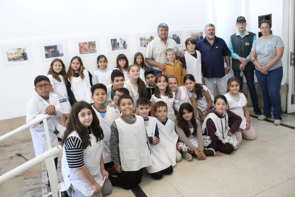 Estudiantes de la Escuela n°1 visitaron la muestra de “Malvinas” en la Municipalidad