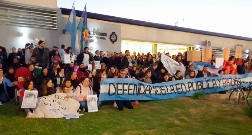 Fuerte apoyo de la comunidad a la marcha en defensa de la educación pública en to el país, en Bolívar se realizó un abrazo simbólico al Centro Regional Universitario