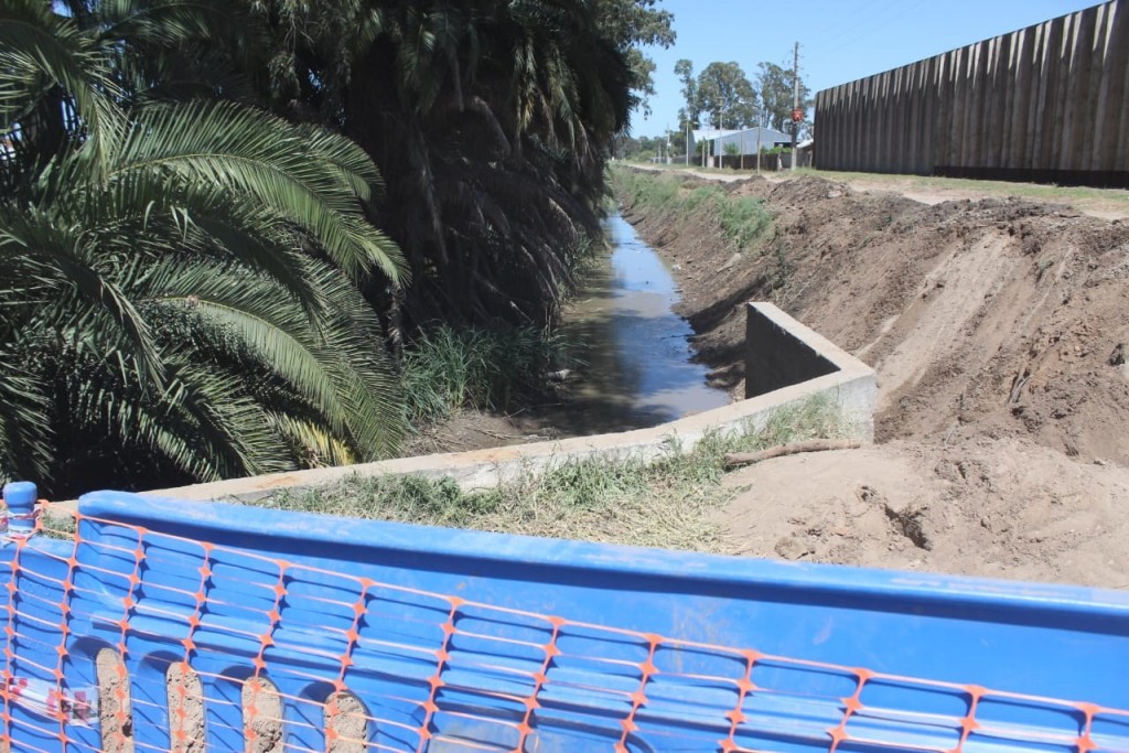 Se realizan importantes trabajos sobre canal lindero al barrio Cooperativa, para darle mayor capacidad de drenaje