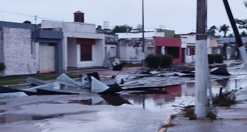 Urdampilleta se encuentra sin energía eléctrica, y se registraron voladuras de techos,caída de antenas y árboles
