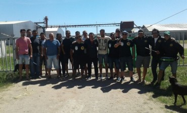 Los trabajadores de la Aceitera llevan un mes en la f&aacute;brica