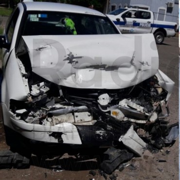 Dorrego y Falucho: Un Volkswagen Gol impact&oacute; contra tres veh&iacute;culos estacionados