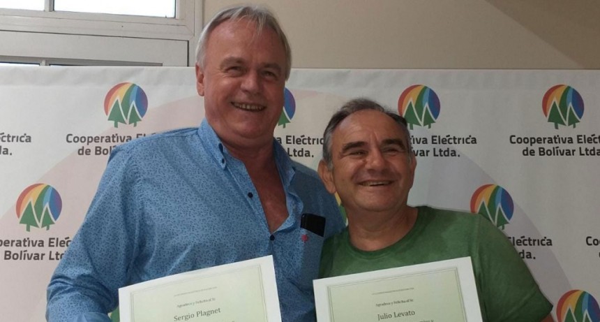 Sergio Plagnet y Julio Levato se jubilaron como empleados de la Cooperativa El&eacute;ctrica despu&eacute;s de mas de 30 a&ntilde;os de servicio