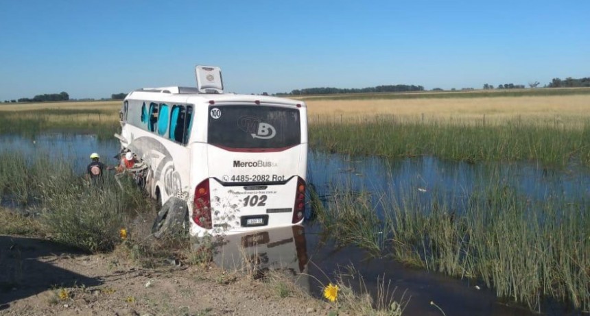 Ruta 51: Micro con Boy-scouts provenientes de Buenos Aires cay&oacute; a la cuneta; cinco lesionados