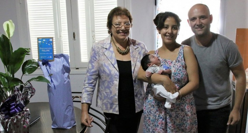 La intendenta interina Ana Natiello visit&oacute; al primer bebe del a&ntilde;o