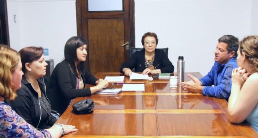 La intendenta interina se reuni&oacute; con la comisi&oacute;n de padres del Natatorio Municipal