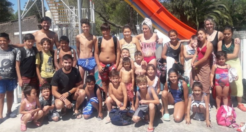 Las escuelas de verano se re&uacute;nen en el Natatorio Municipal