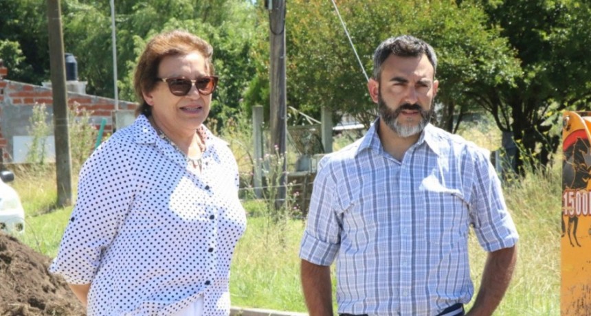 Natiello recorri&oacute; la obra de repavimentaci&oacute;n de la calle Mariano Unzu&eacute;