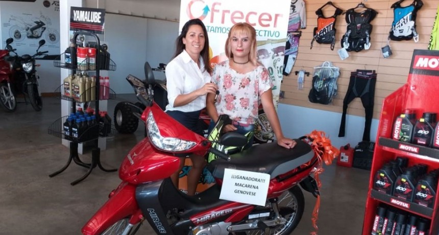 Ofrecer hizo entrega de la motocicleta que entregaba como premio en el sorteo de fin de a&ntilde;o