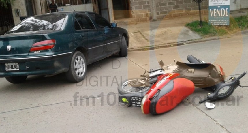 Impacto entre moto y autom&oacute;vil en Calle S&aacute;enz Pe&ntilde;a: Una motociclista fue llevaba al hospital para corroborar su estado de salud