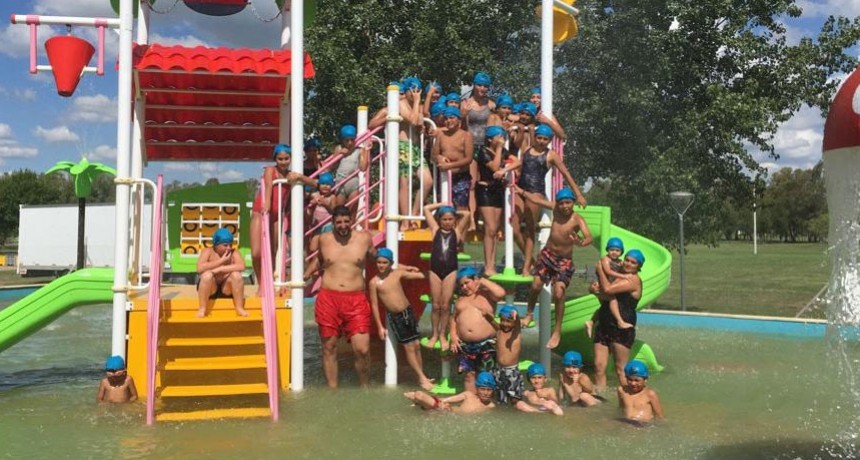 Romina Mendoza y sus Peque&ntilde;os Gigantes disfrutaron del Parque Acu&aacute;tico Municipal