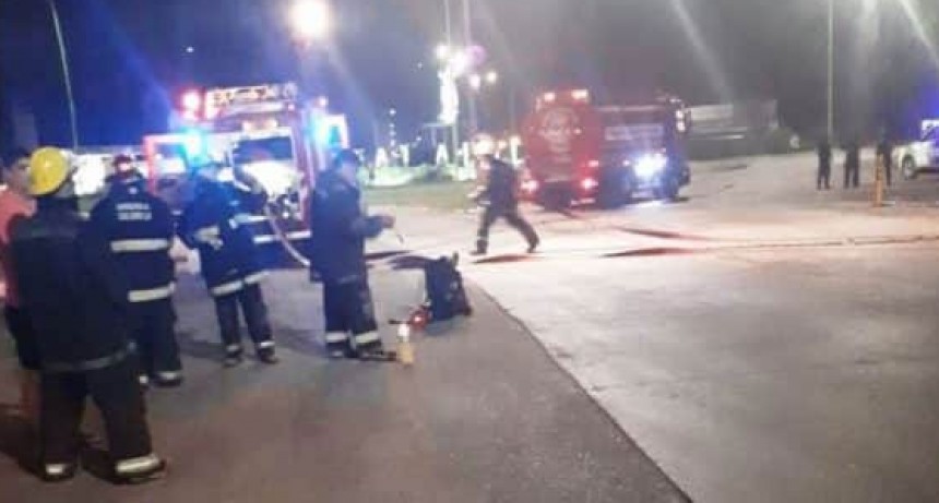 Saladillo: Un roce entre dos camiones produjo un derrame de combustible en estaci&oacute;n de servicio de ruta 205