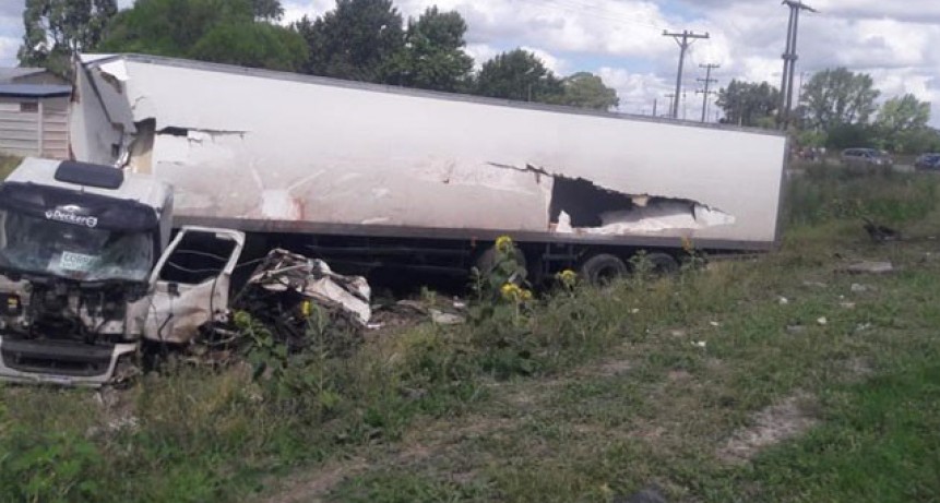 Azul: choque frontal entre dos camiones en ruta 51; un fallecido