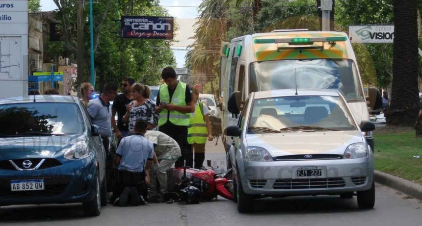 Una motociclista hospitalizada por precauci&oacute;n tras un impacto