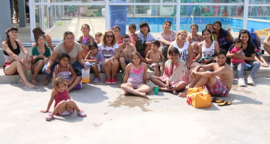 Por d&iacute;a m&aacute;s de 100 ni&ntilde;os y ni&ntilde;as de diferentes barrios disfrutan del Parque Acu&aacute;tico Municipal