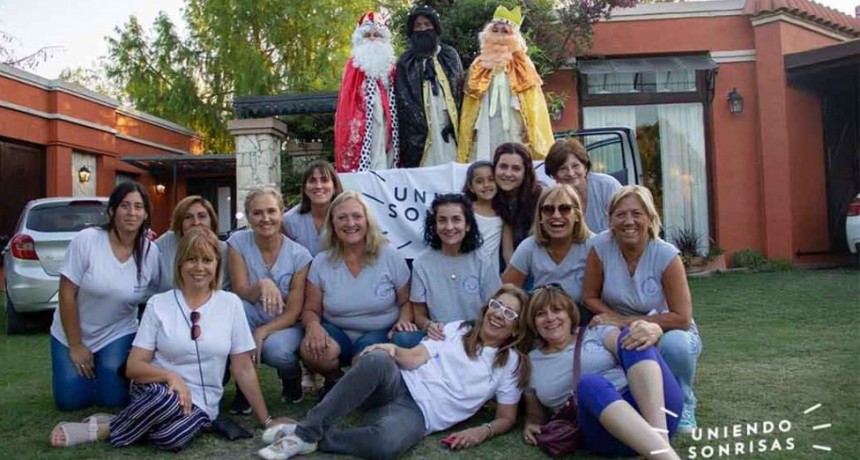 Los Reyes Magos de Uniendo Sonrisas sorprendieron a ni&ntilde;os de los barrios de nuestra ciudad