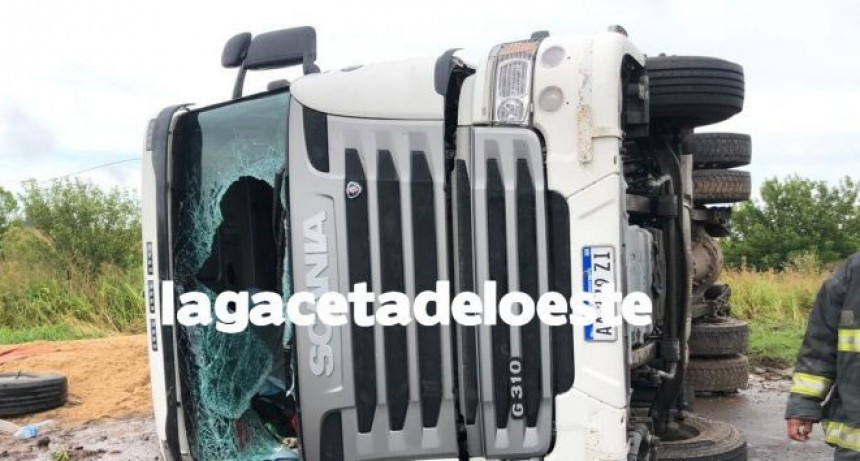Chivilcoy: Volc&oacute; un cami&oacute;n cargado de arena sobre Ruta provincial 51