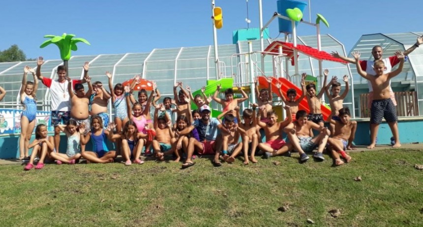 La colonia del Club Estudiantes disfrut&oacute; del Parque Acu&aacute;tico Municipal
