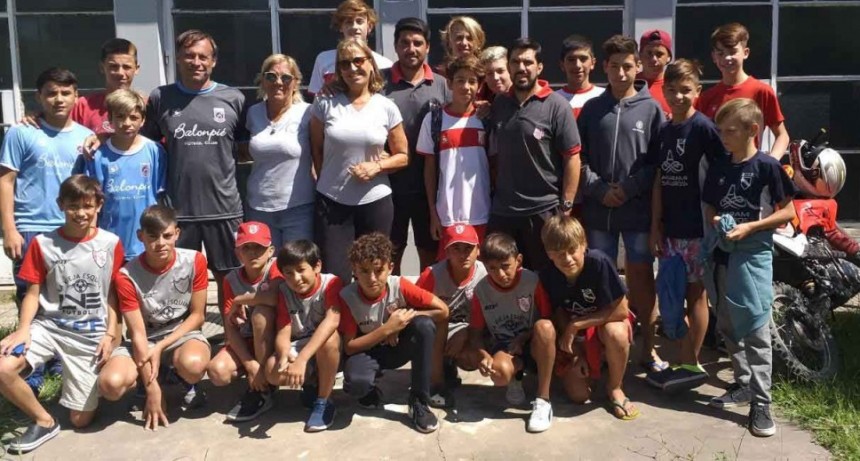 Alumnos de la EEE N.&ordm; 501 y jugadores locales pintan una bandera que se presentar&aacute; en el Mundialito
