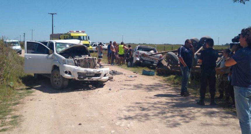 Azul: Violento choque entre dos camionetas en un camino rural