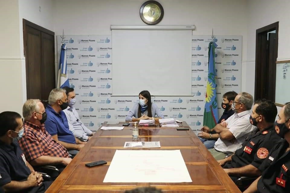 Bomberos de Bolívar, Urdampilleta y Pirovano fueron recibidos por la jefa comunal interina María Laura Rodríguez