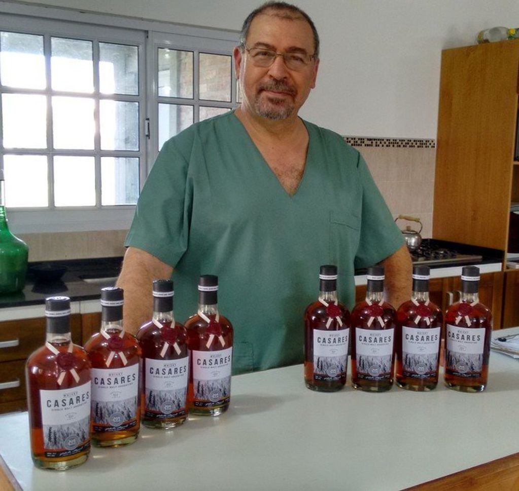 Un médico de Carlos Casares se volcó a la destilación de un whisky single malt, con materia prima de gran calidad