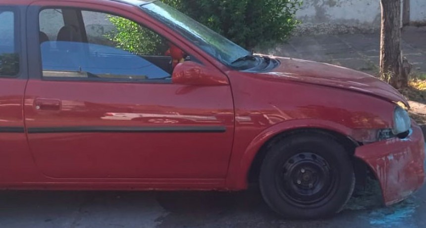 Bomberos asistió al principio de incendio en un vehículo