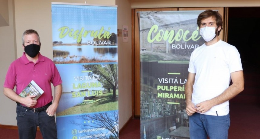 Leandro Vesco-Escritor  y Emilio Leonetti- Director de Turismo, hablarocn con los medios sobre las presentaciones del libro 