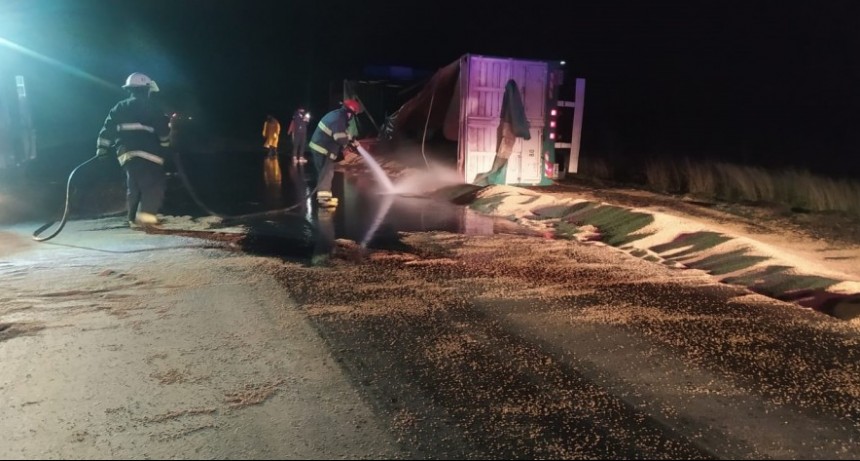 Volcó un camión cargado de cereal