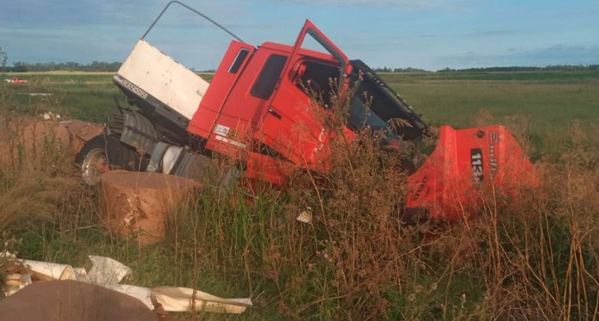Un camión despistó y perdió parte de su carga