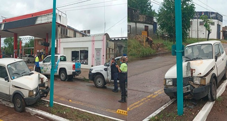 Un conductor impactó de frente contra una columna de iluminación