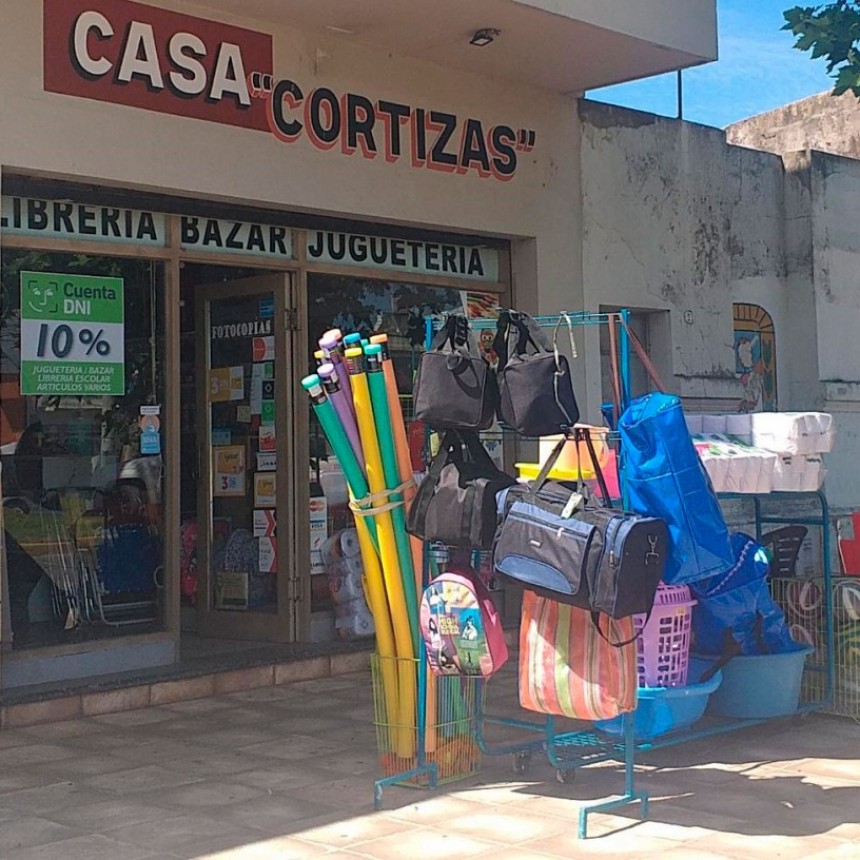 Desconocidos rompieron la vidriera de Casa Cortizas