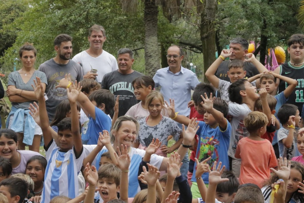 El Intendente Pisano acompañó el cierre de las Escuelas Abiertas de Verano, FM 10 estuvo en el Parque Las Acollaradas y recogió testimonios