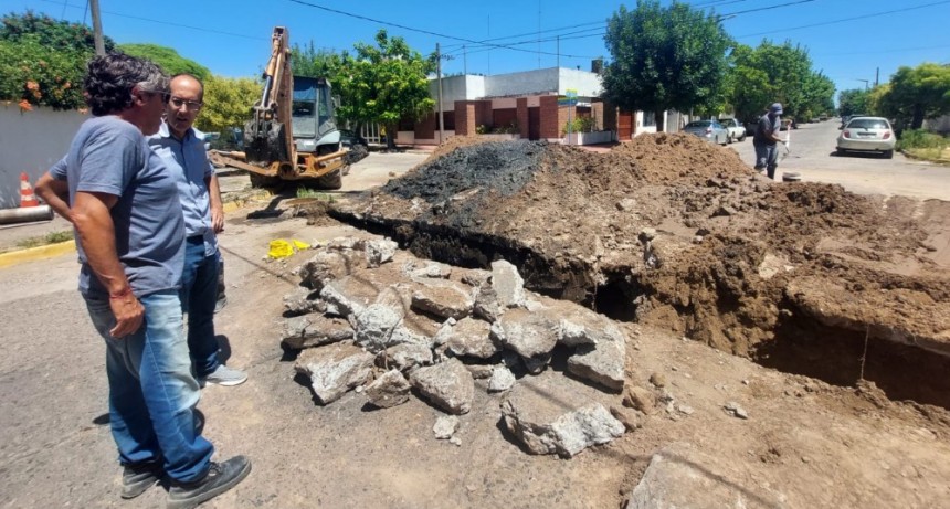 Se reparó un caño de cloacas en Santos Plaza y Olavarría