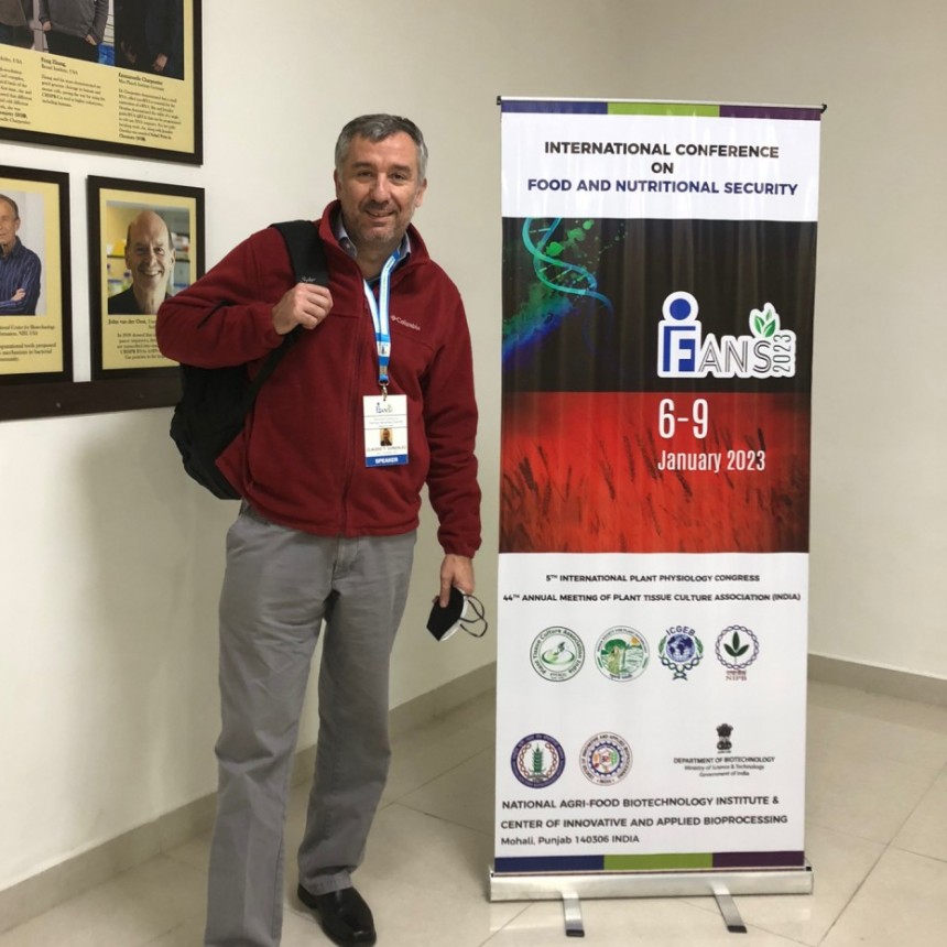 Claudio González (Biólogo Molecular) Urdampilletense fue invitado a una Conferencia Internacional en La India, y nos contó detalles importantes en el avance genético sobre cultivos
