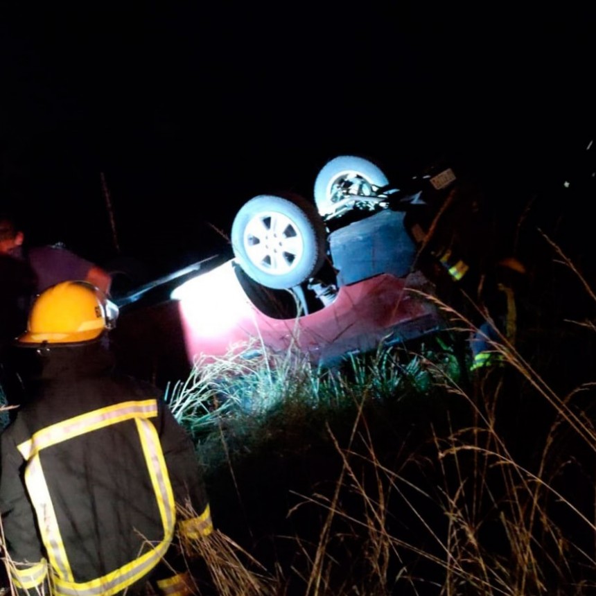 Bomberos Voluntarios  y Equipo Emergente acudieron a un vuelco este lunes por la noche