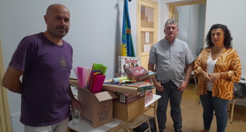 Desde el Consejo Escolar se está entregando material didáctico y de librería por más de un millón de pesos, FM 10 habló con los consejeros Mauro Pérez, Roxana Sánchez y Julio Berreterreix