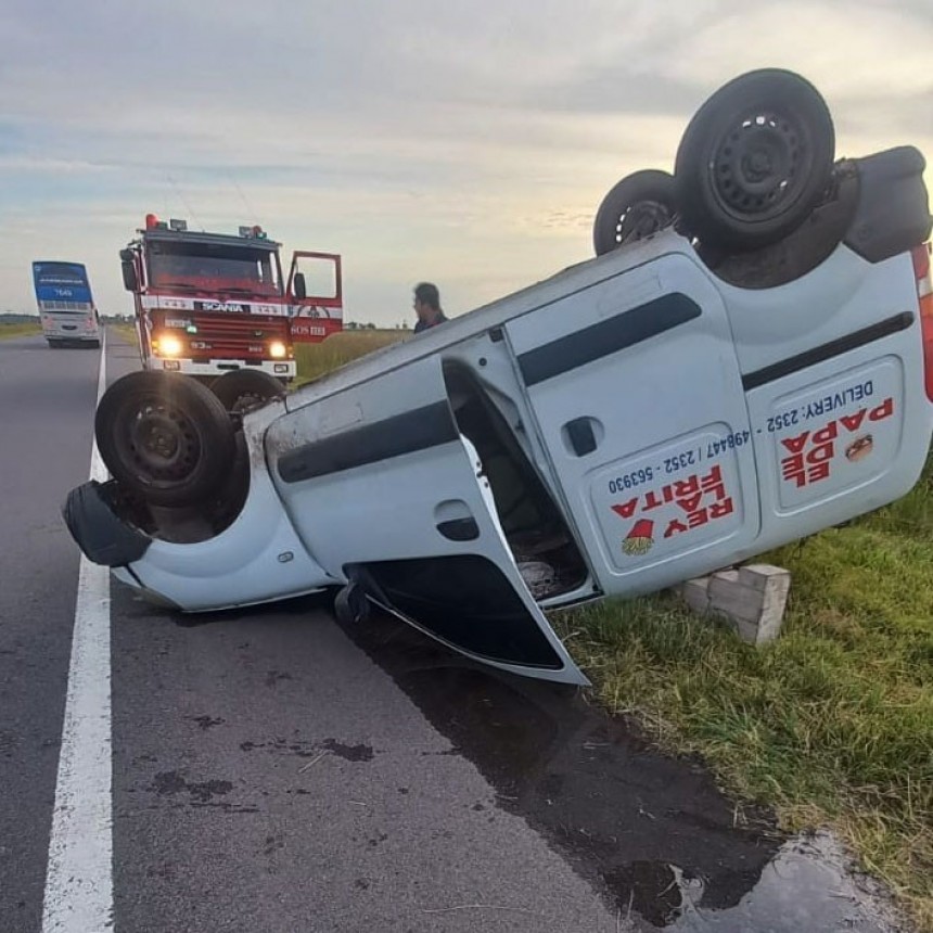 Un vehículo utilitario volcó en el kilómetro 201 de la Ruta 65