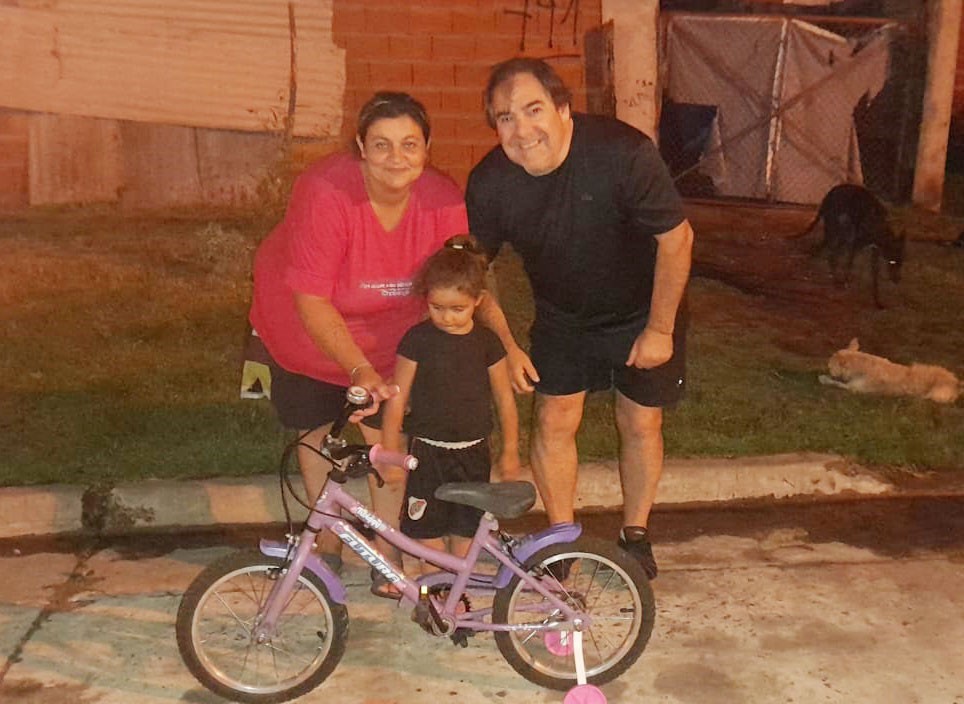 Sadira tiene su bicicleta gracias a la solidaridad de los oyentes de FM 10 y la recibió en la tarde-noche de este sábado