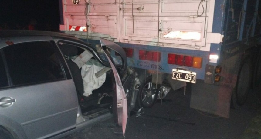 Accidente en Ruta 30: un vehículo se incrustó contra el acolplado de un camión que circulaba sin luces