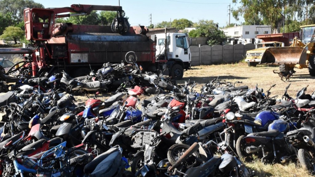 Trenque Lauquen: destruyen 200 motos, 150 caños de escape modificados y 50 automóviles