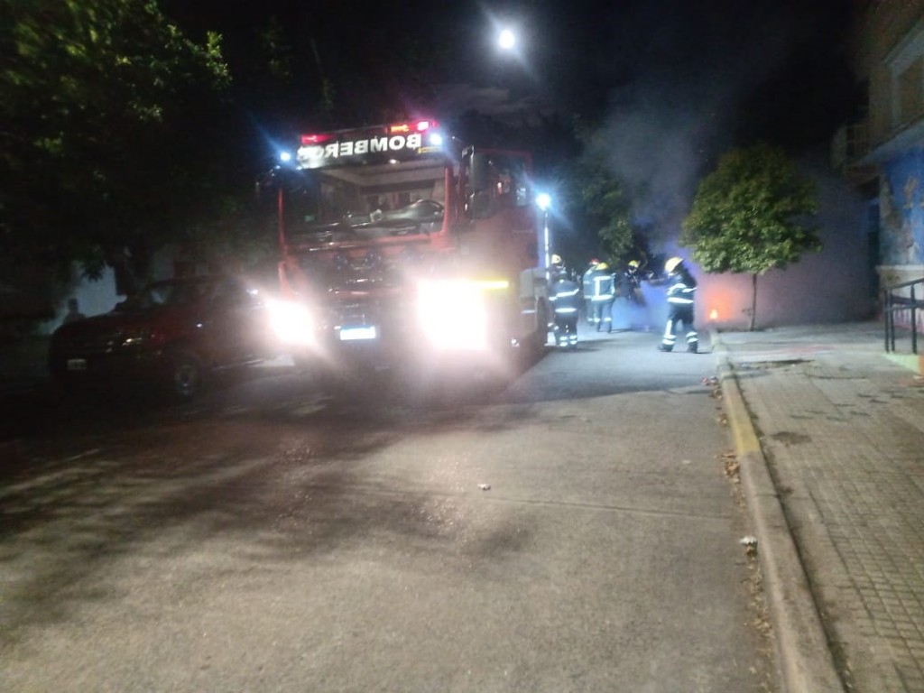Bomberos Voluntarios trabajaron en la extinción del incendio de un contenedor de residuos secos en calle Balcarce