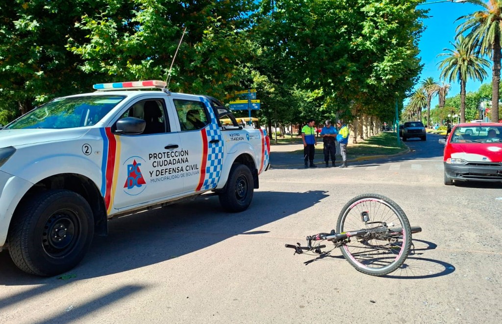 Una mujer fue hospitalizada con criterio preventivo, tras la colisión con un vehículo