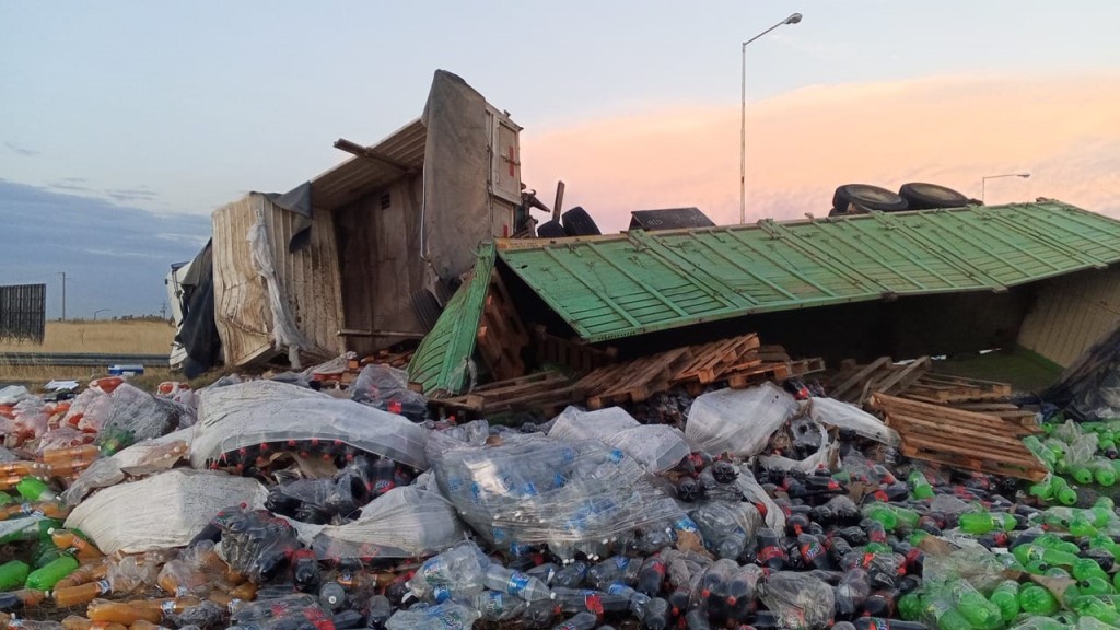 Vuelco de un camión en rotonda rutas 205  y  65