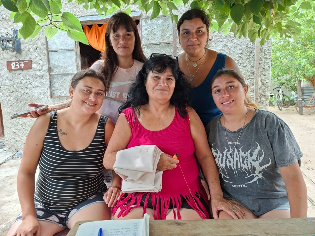 Campaña Solidaria para Norma Gómez: Sus hijas trabajan intensamente para reunir un millón cuatrocientos noventa mil pesos para realizar los estudios