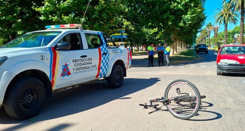 Una mujer fue hospitalizada con criterio preventivo, tras la colisión con un vehículo