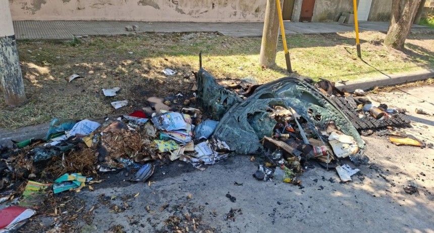 El fuego destruyó un Contenedor de Residuos Secos