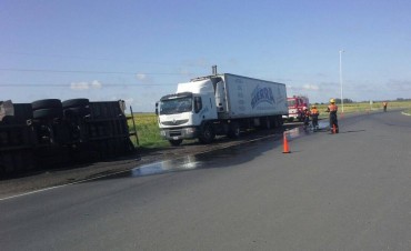 Vuelco de camión y derrame de combustible en la rotonda 'La Olla'
