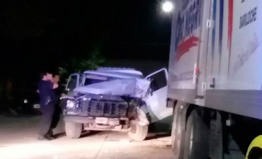 Una camioneta embisti&oacute; a un cami&oacute;n que se encontraba estacionado